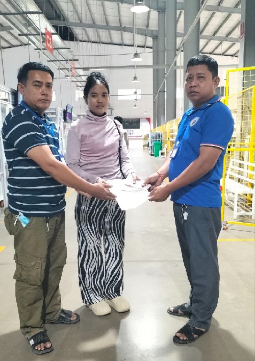 លោក ទិត  សុភា តំណាងសហជីពទឹកចិត្ដកម្មករកម្ពុជា ប្រចាំក្រុមហ៊ុន អេជេ ថេកស្ថាយ ឯ.ក បានយកប្រាក់ឧបត្ថម្ភចំនួន៦៣០,០០០រៀលជូនសមាជិកសហជីពចំនួន៧នាក់ដែលសម្រាលកូន